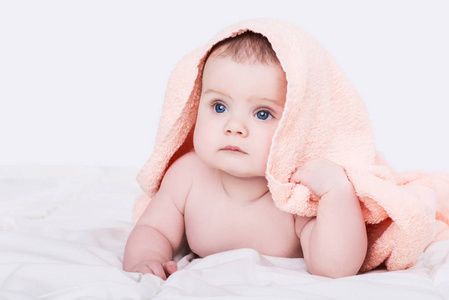 婴孩女孩或男孩在阵雨以后用毛巾在头, 隔绝