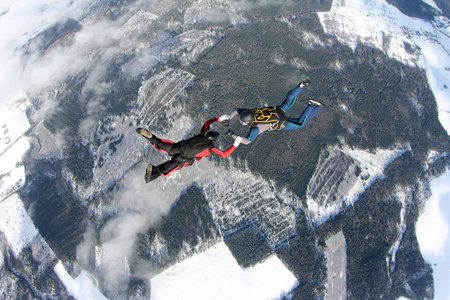 两个跳伞者在天空中。