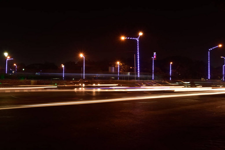 夜晚在城市街道上的车灯小径