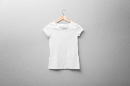 浅色背景的白色 t恤衫。模拟设计