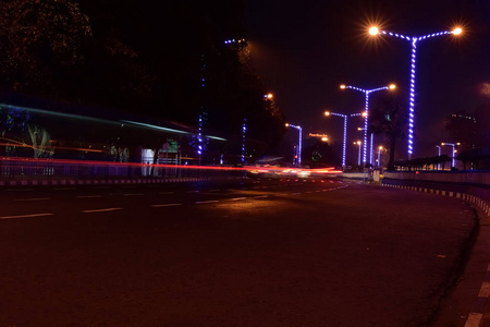 夜晚在城市街道上的车灯小径