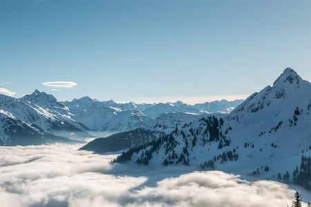 山顶上的积雪和山谷的雾气