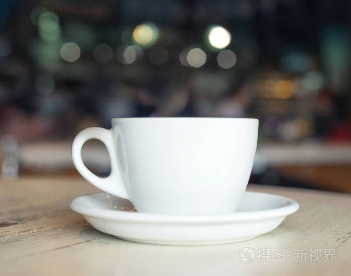 桌上有咖啡的杯子休息时间的概念和想法