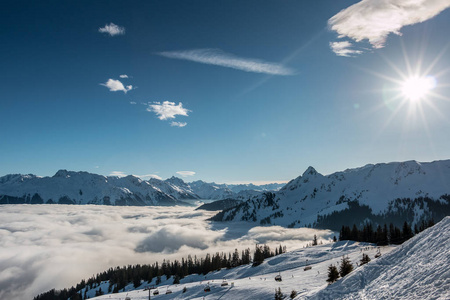 山顶上的雪和太阳, 雾下山谷