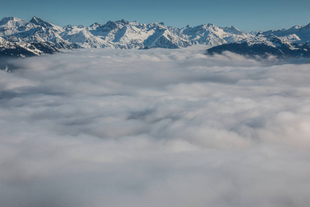 山顶上的积雪和山谷的雾气