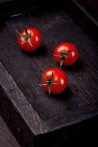 木制深色背景上的西红柿