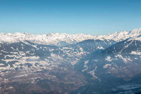 山顶上的雪和山谷的美景