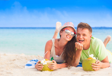 在马尔代夫热带海滩上坐着的情侣的后景色