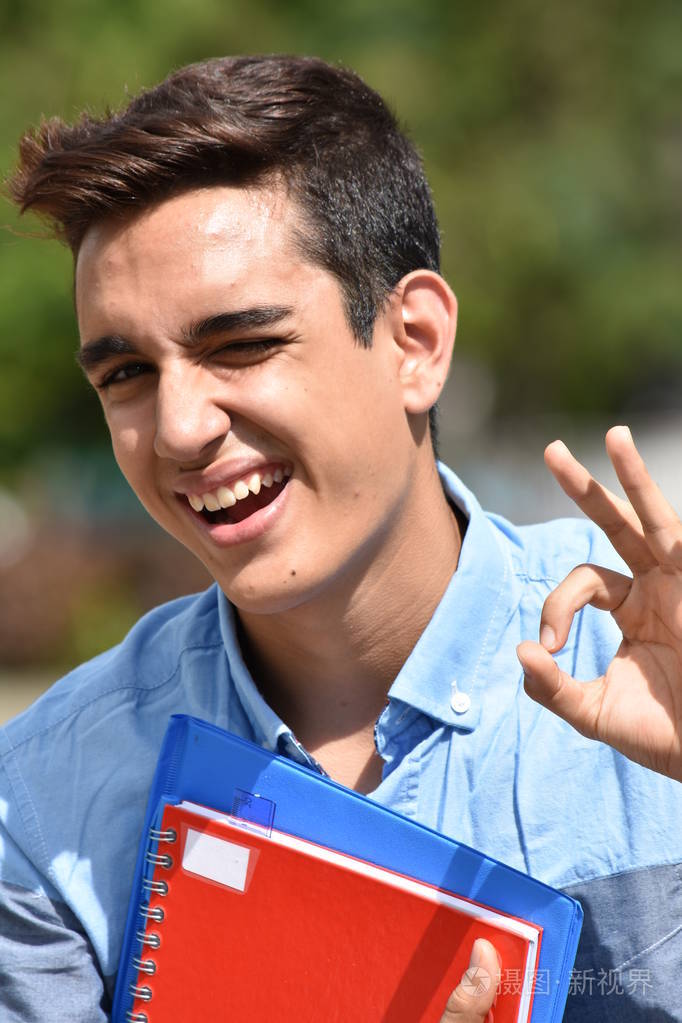 好吧年轻的哥伦比亚男学生