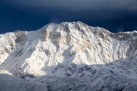 从布尔纳 sourh 基地营地看布尔纳山