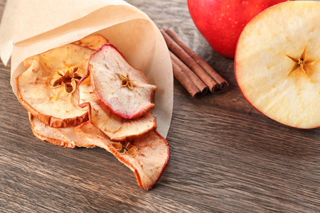 在木桌上用纸包装的美味苹果片图片