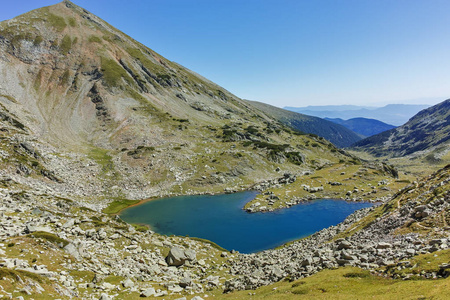 保加利亚Dzhano峰附近的Argirovo湖景观令人惊叹