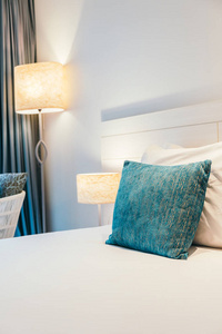 舒适的枕头，床上装饰，酒店卧室内部