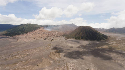 有火山口的活火山。 甘隆布罗莫贾瓦印度尼西亚。