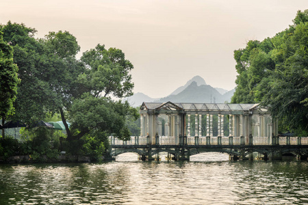 美丽的玻璃桥梁在桂林的湖在日落, 中国