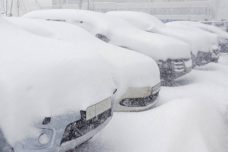 在停车场, 雪覆盖了 ows 的汽车。城市场景, snowst