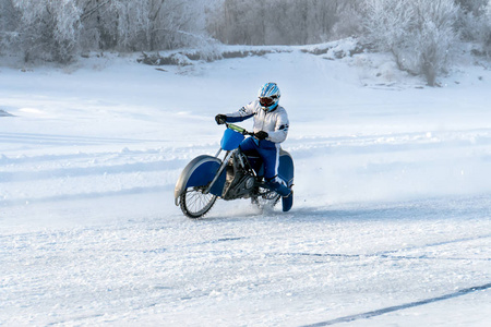 在冰冻的贝加尔湖冰上的摩托车