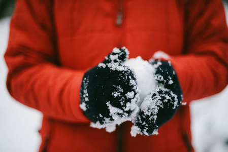 一个年轻的女人玩雪