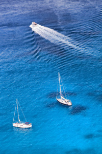 蔚蓝海湾与游艇在希腊海