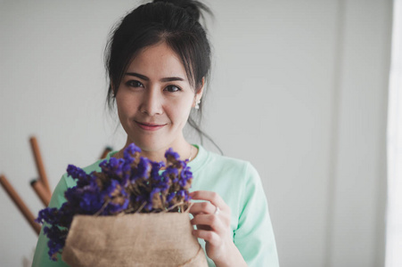 年轻女子在她手中的鲜花