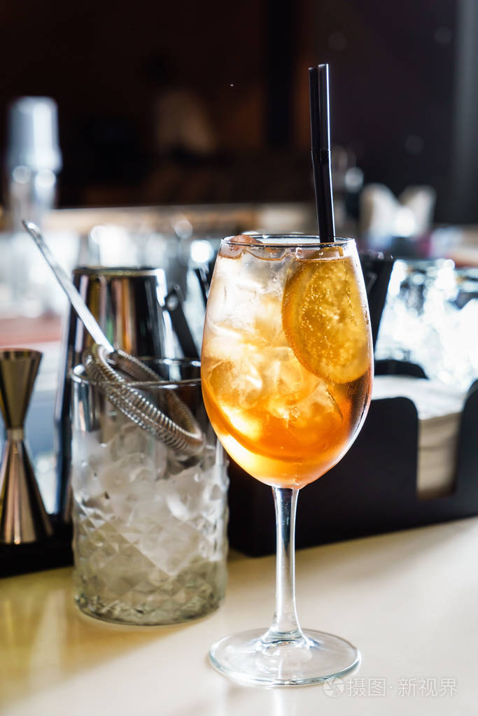 酒吧里的玻璃杯里的鸡尾酒. 近点照片-正版商用图片118n72-摄图新视界