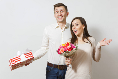 年轻情侣相爱男人和女人用花束的美丽玫瑰花, 礼物盒与礼品隔离在白色背景。St. 情人节, 国际妇女节的生日假期概念