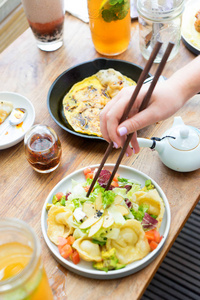 日本食品用筷子夹饺子图片