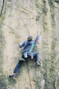 一个人爬上攀岩路线上的岩石