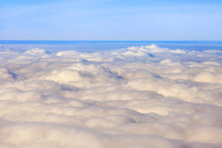 从高空飞行的飞机窗口看到天空和如画的云彩