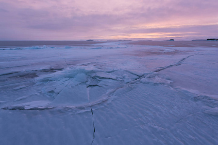 日出在冰丘冬季白卡湖上