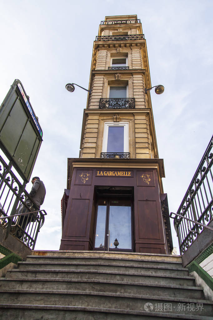 法国巴黎，2017年10月30日，传统建筑矗立在地铁站入口附近，底部向上看