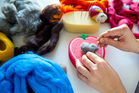 制造过程从羊毛软玩具