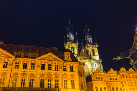 布拉格老城广场和母亲教会的神前 Tyn 在布拉格，捷克共和国