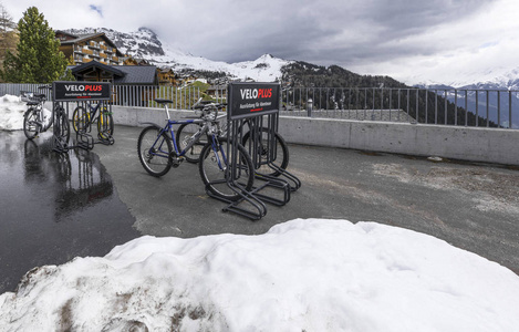 在高山村租自行车。瑞士Murren