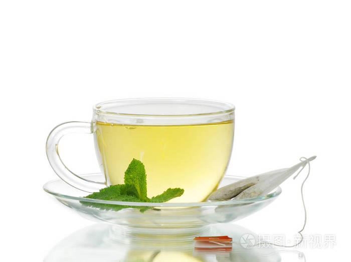 一杯绿茶隔在白色背景上