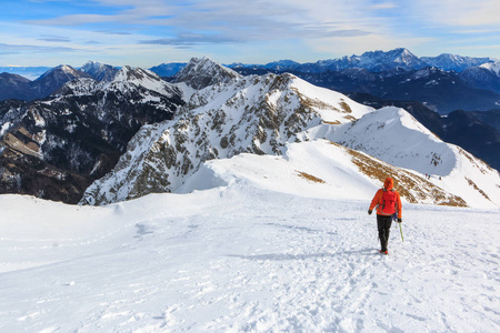 这位登山者走在斯洛文尼亚的贝贡吉西卡山的山顶上