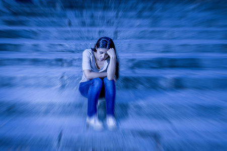 缩放模糊编辑图片年轻的悲伤和沮丧的妇女或十几岁的女孩坐在孤独的