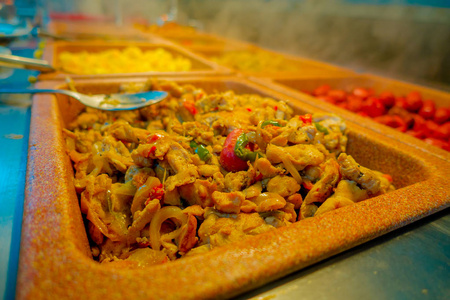 墨西哥普拉亚德尔卡门传统玛雅餐厅供应的塑料托盘内的美味食品