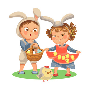 小女孩的微笑抱着她的礼服小鸡, 婴儿在围裙与兔耳头带, 快乐的男孩