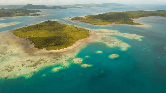 鸟瞰图热带环礁湖 大海 沙滩。热带小岛。锡亚高，菲律宾