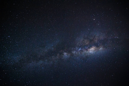 银河星系。长时间曝光的照片。与粮食