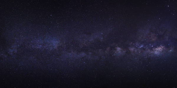 全景银河银河与星和空间尘土在 t
