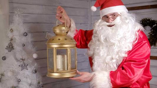 圣诞老人拿着一盏圣诞金灯笼