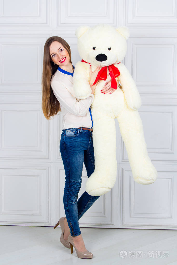 抱着一个大泰迪熊的女孩.