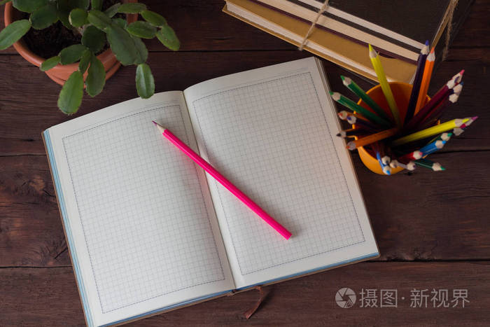 打开日记本彩色铅笔在玻璃堆书房间花