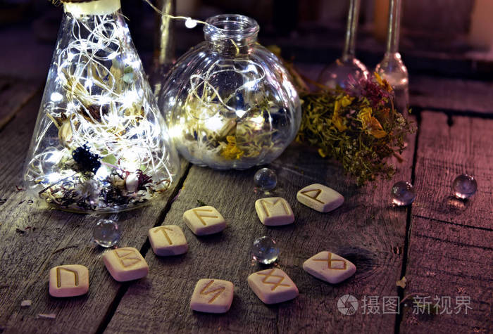 女巫桌上有魔法瓶子和水晶的古符文 神秘的神秘占卜和巫术崇拜的概念 万圣节背景与老式物体照片 正版商用图片1190u0 摄图新视界 女巫桌上有魔法瓶子和水晶的古符文 神秘的神秘占卜和巫术崇拜的概念 万圣节背景与老式物体照片 正版商用图片1190u0 摄图新视界