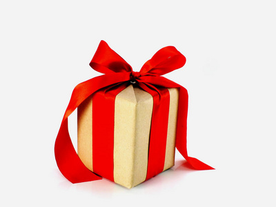 包装老式礼品盒与红色丝带弓隔离白色背景