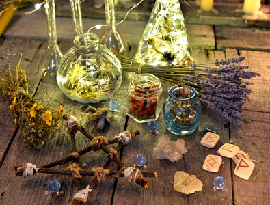 老式的万圣节神奇的仪式物品收集与五角星符文瓶子和草药.