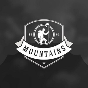 户外冒险探险登山者男子剪影衬衫打印邮票. 老式排版徽章设计.照片