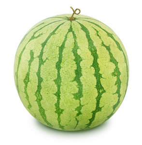 在白色的背景下切美味的西瓜